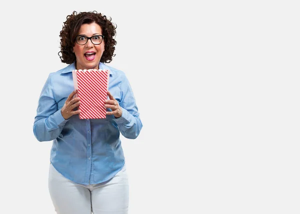 Mujer Mediana Edad Feliz Fascinada Sosteniendo Cubo Palomitas Rayas Sorprendida —  Fotos de Stock