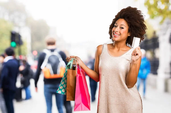 若い黒人女性買い物に行くぼやけて背景 — ストック写真