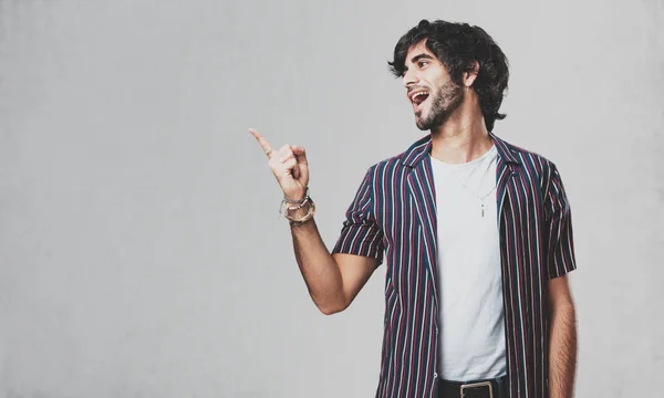 Joven Hombre Guapo Señalando Lado Sonriendo Sorprendido Presentando Algo Natural —  Fotos de Stock