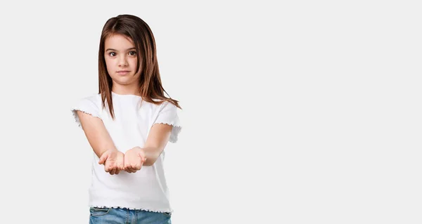 Πλήρης Σώμα Κοριτσάκι Κρατώντας Κάτι Χέρια Παρουσιάζουν Ένα Προϊόν Χαμογελαστός — Φωτογραφία Αρχείου