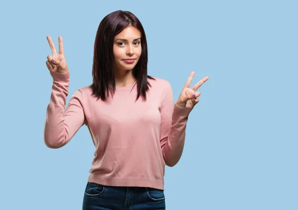 Jovem Mulher Bonita Divertido Feliz Positivo Natural Faz Gesto Vitória — Fotografia de Stock