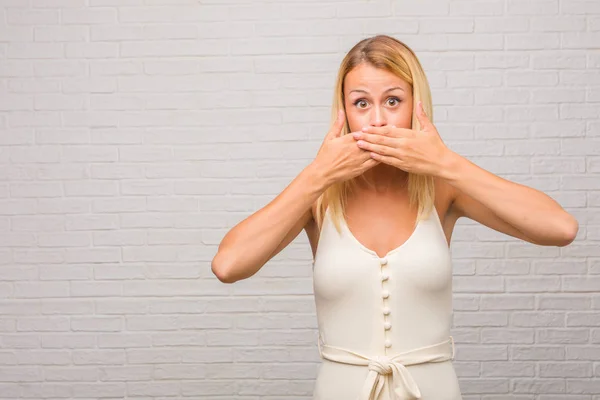 Retrato Una Joven Rubia Bonita Contra Una Pared Ladrillos Que — Foto de Stock