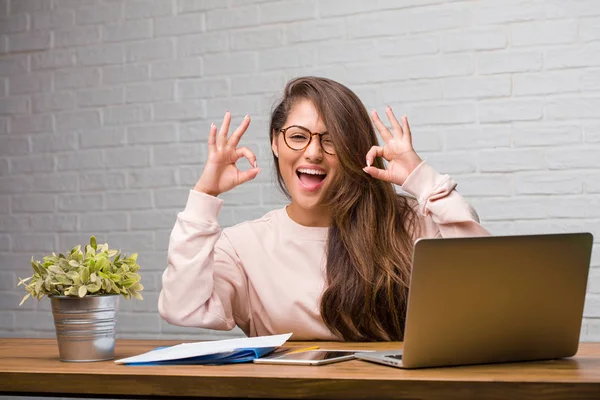 Porträt Der Jungen Studentin Lateinische Frau Auf Dem Schreibtisch Sitzen — Stockfoto