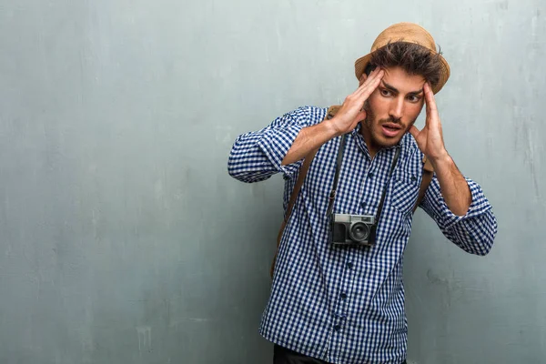 Jonge Knappe Reiziger Man Een Stro Hoed Een Rugzak Een — Stockfoto