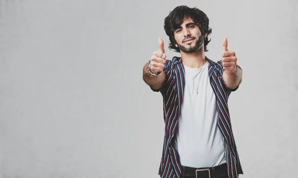 Jovem Homem Bonito Alegre Animado Sorrindo Levantando Polegar Conceito Sucesso — Fotografia de Stock