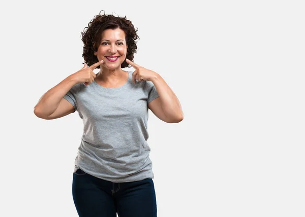 Mujer Mediana Edad Sonríe Señalando Boca Concepto Dientes Perfectos Dientes —  Fotos de Stock