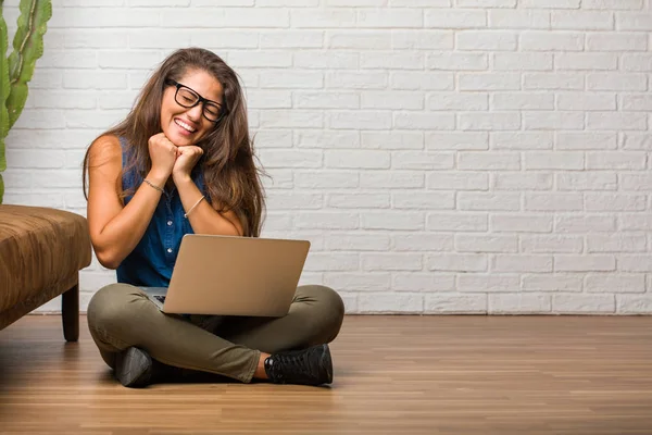 Portret Van Jonge Latijns Vrouw Zittend Vloer Erg Blij Opgewonden — Stockfoto