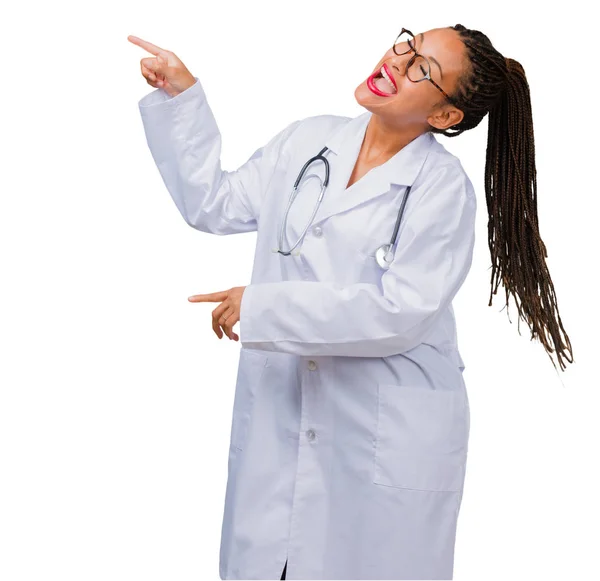 Retrato Uma Jovem Médica Negra Apontando Para Lado Sorrindo Surpreso — Fotografia de Stock