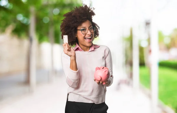 Svart Kvinna Som Håller Piggy Bank Och Kreditkort — Stockfoto