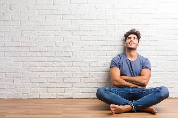 Joven Hombre Natural Sentado Suelo Madera Mirando Hacia Arriba Pensando — Foto de Stock