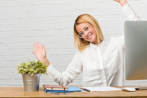 Retrato Jovem Estudante Sentado Sua Mesa Fazendo Tarefas Muito Feliz — Fotografia de Stock