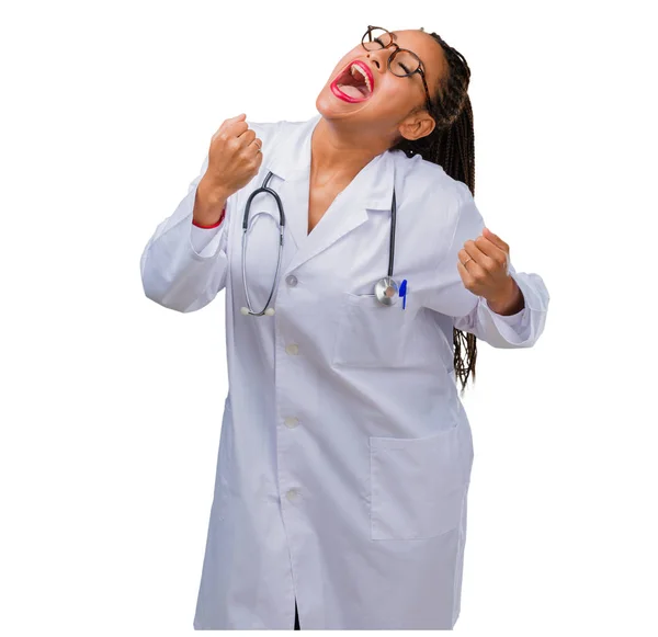 Προσωπογραφία Γυναίκας Νεαρό Μαύρο Γιατρό Πολύ Χαρούμενος Και Ενθουσιασμένος Αύξηση — Φωτογραφία Αρχείου