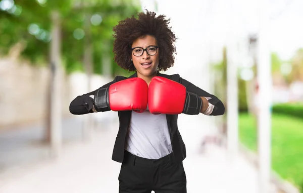 Mujer Negocios Negro Usando Guantes Boxeo Sobre Fondo Borroso — Foto de Stock