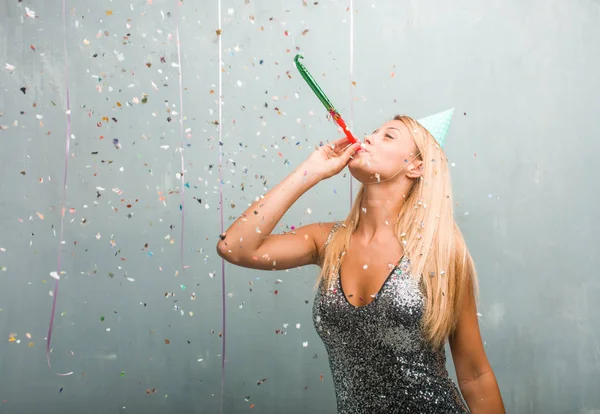 Porträt Einer Jungen Eleganten Blonden Frau Die Eine Party Feiert — Stockfoto