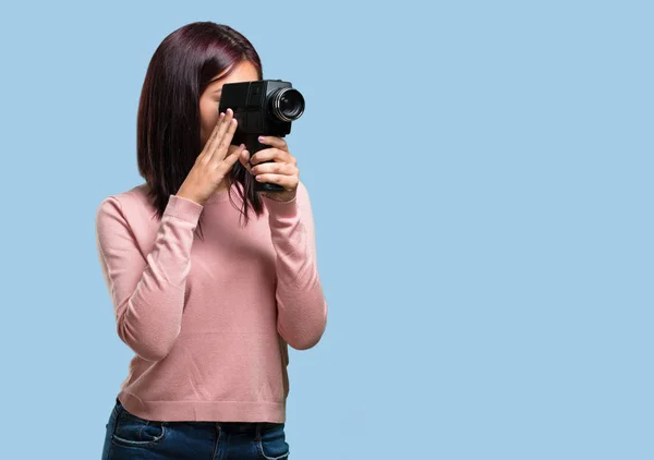 若い可愛い女性は興奮して楽しませ フィルム カメラを通して見て ショット面白い探して 記録映画 エグゼクティブ プロデューサー — ストック写真