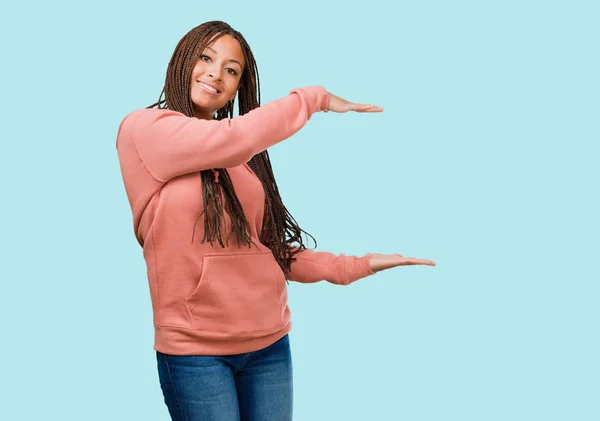 Retrato Uma Jovem Negra Usando Tranças Segurando Algo Com Mãos — Fotografia de Stock