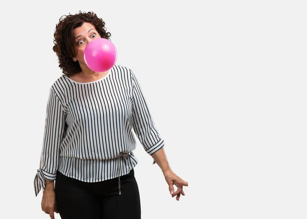 Frau Mittleren Alters Glücklich Und Fröhlich Mit Einem Kaugummiballon Sehr — Stockfoto