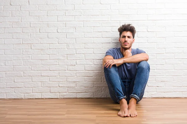 Joven Hombre Natural Sentado Suelo Madera Con Dolor Garganta Enfermo — Foto de Stock