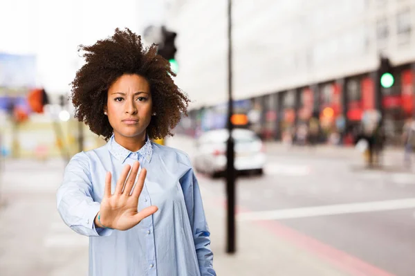 Junge Schwarze Frau Macht Stop Geste Auf Verschwommenem Hintergrund — Stockfoto