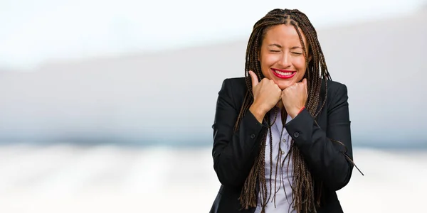 Retrato Una Joven Mujer Negra Negocios Muy Feliz Emocionada Levantando —  Fotos de Stock
