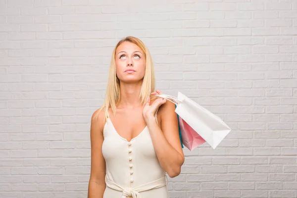 Retrato Una Joven Rubia Bonita Contra Una Pared Ladrillos Mirando — Foto de Stock