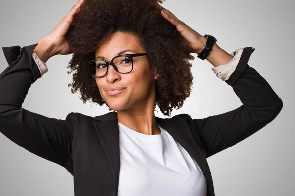 Saçları Gri Arka Plan Üzerine Dokunaklı Siyah Kadını — Stok fotoğraf