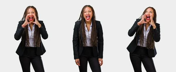 若い黒のビジネス女性が怒っている叫び 狂気と灰色の背景に精神的な不安定性の表現のセット — ストック写真