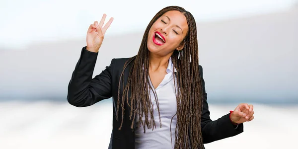 Retrato Una Joven Mujer Negocios Negra Divertida Feliz Positiva Natural —  Fotos de Stock