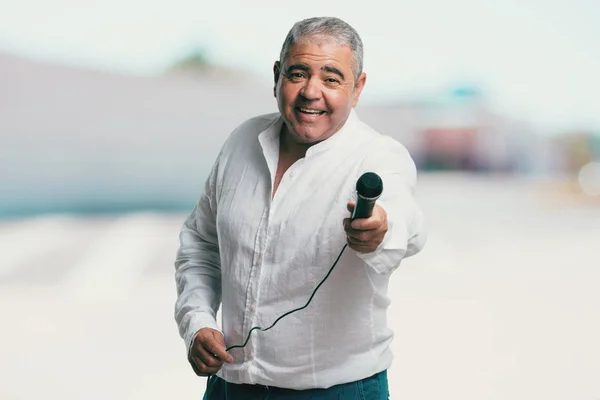 Homem Meia Idade Feliz Motivado Cantando Uma Música Com Microfone — Fotografia de Stock