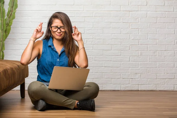 Portret Van Jonge Latijns Vrouw Zittend Vloer Kruising Vingers Wenst — Stockfoto