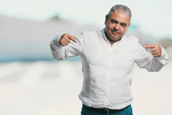 Mann Mittleren Alters Stolz Und Zuversichtlich Zeigefinger Beispiel Folgen Konzept — Stockfoto
