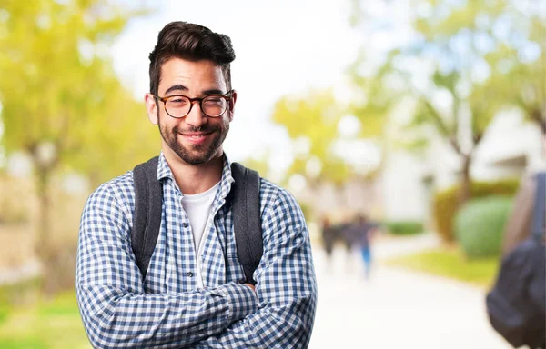 Junger Mann Lächelt Auf Verschwommenem Hintergrund — Stockfoto