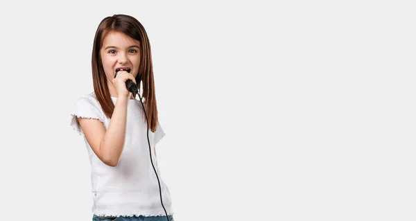 Menina Corpo Inteiro Feliz Motivada Cantando Uma Música Com Microfone — Fotografia de Stock