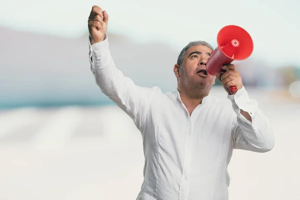 Orta Yaşlı Adam Heyecanlı Mutlu Bir Megafon Ile Bağırarak Devrim — Stok fotoğraf