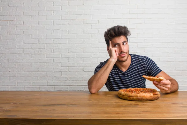 Joven Hombre Guapo Natural Sentado Una Mesa Pensando Mirando Hacia — Foto de Stock