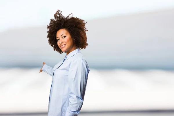 Jonge Zwarte Vrouw Blauw Shirt Nodigen Iemand Komen Onscherpe Achtergrond — Stockfoto