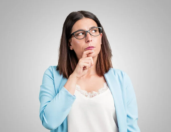 Frau Mittleren Alters Zweifelnd Und Verwirrt Wenn Sie Eine Idee — Stockfoto