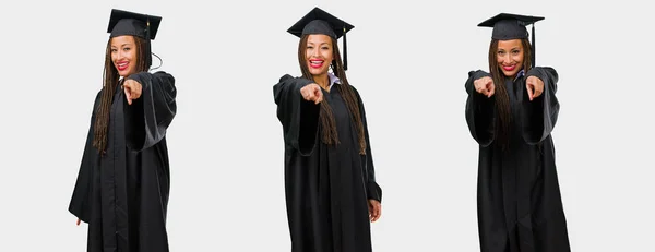 Conjunto Mujer Negra Joven Graduada Alegre Sonriente Señalando Hacia Frente — Foto de Stock