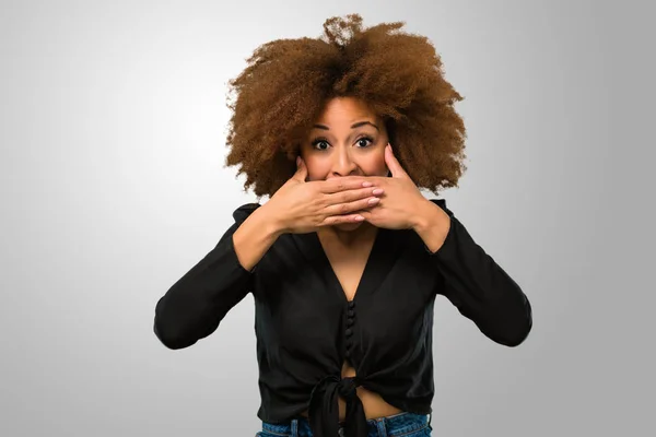 Afro Frau Bedeckt Ihren Mund — Stockfoto