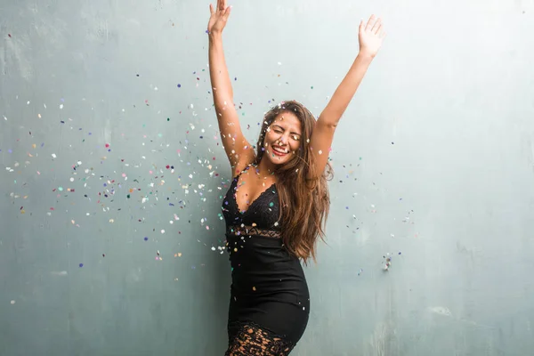 Молодая Латинская Женщина Празднует Новый Год Событие — стоковое фото