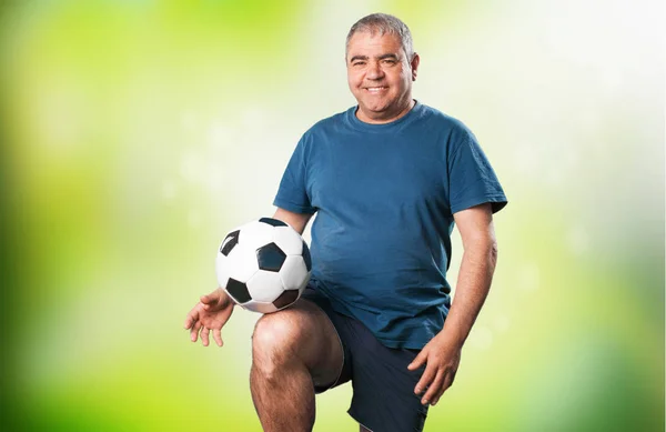 Volwassen Man Spelen Met Voetbal — Stockfoto