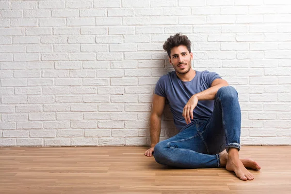 Joven Hombre Natural Sentado Suelo Madera Con Las Manos Las — Foto de Stock