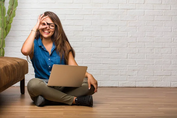 Portret Van Jonge Latijns Vrouw Zittend Vloer Vrolijk Zelfverzekerd Doen — Stockfoto