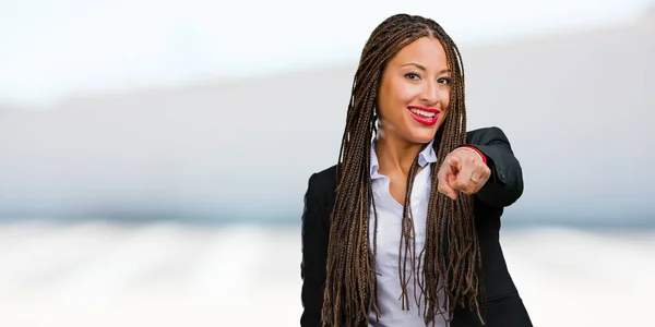 Retrato Uma Jovem Mulher Negócios Negra Alegre Sorridente Apontando Para — Fotografia de Stock