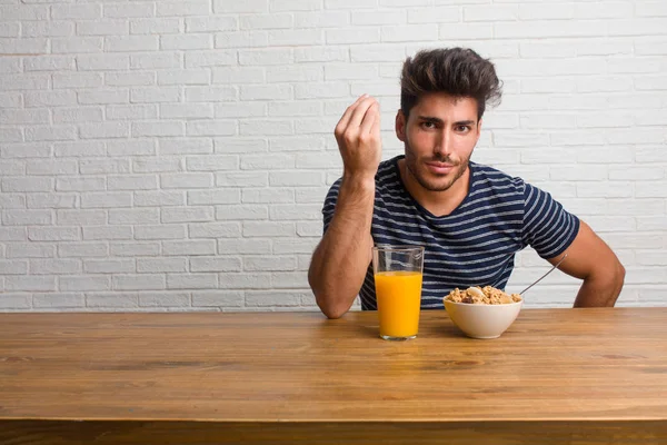 Joven Hombre Guapo Natural Sentado Una Mesa Haciendo Gesto Típico — Foto de Stock