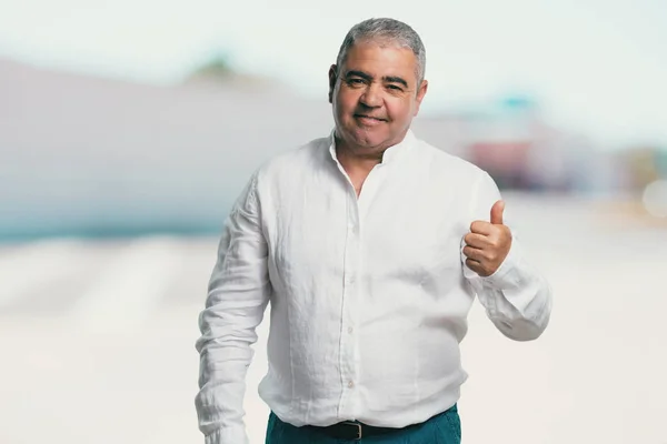 Hombre Mediana Edad Alegre Emocionado Sonriendo Levantando Pulgar Hacia Arriba — Foto de Stock