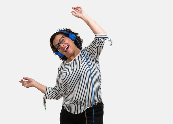 Mujer Mediana Edad Escuchar Música Bailar Divertirse Moverse Gritar Expresar —  Fotos de Stock