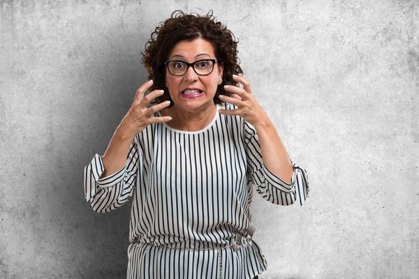 Orta yaşlı kadın çok kızgın ve üzgün, çok gergin, öfkeli, negatif ve çılgın çığlığı