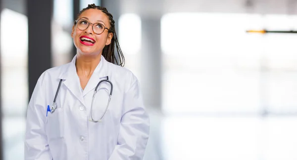 Porträt Einer Jungen Schwarzen Ärztin Die Aufschaut Etwas Spaß Denkt — Stockfoto