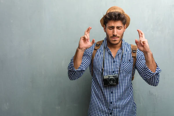 Junger Gutaussehender Reisender Mit Strohhut Rucksack Und Fotoapparat Der Ihm — Stockfoto